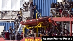 난민 구조선 시아이(Sea-Eye) 4호가 7일 이탈리아 시칠리아에 입항하고 있다.