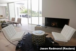 Pemandangan perapian dan ruang tamu di rumah bernilai jutaan dolar yang merupakan proyek renovasi khusus dari pemberi pinjaman Jan Brzeski dan pengembang Scott Ryan terlihat di kawasan Hollywood Hills di Los Angeles, California, 5 Agustus 2013. (Foto: REU