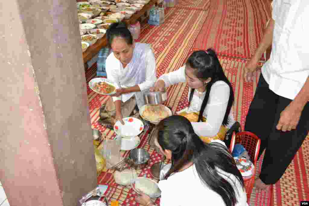 ពុទ្ធសាសនិករៀបចំចង្ហាន់សម្រាប់ព្រះសង្ឃ នៅវត្តកោះ ក្នុងក្រុងភ្នំពេញ ថ្ងៃអង្គារ ទី២៦ ខែកញ្ញា ឆ្នាំ២០១៨។ (ណឹម សុភ័ក្រ្តបញ្ញា/VOA)