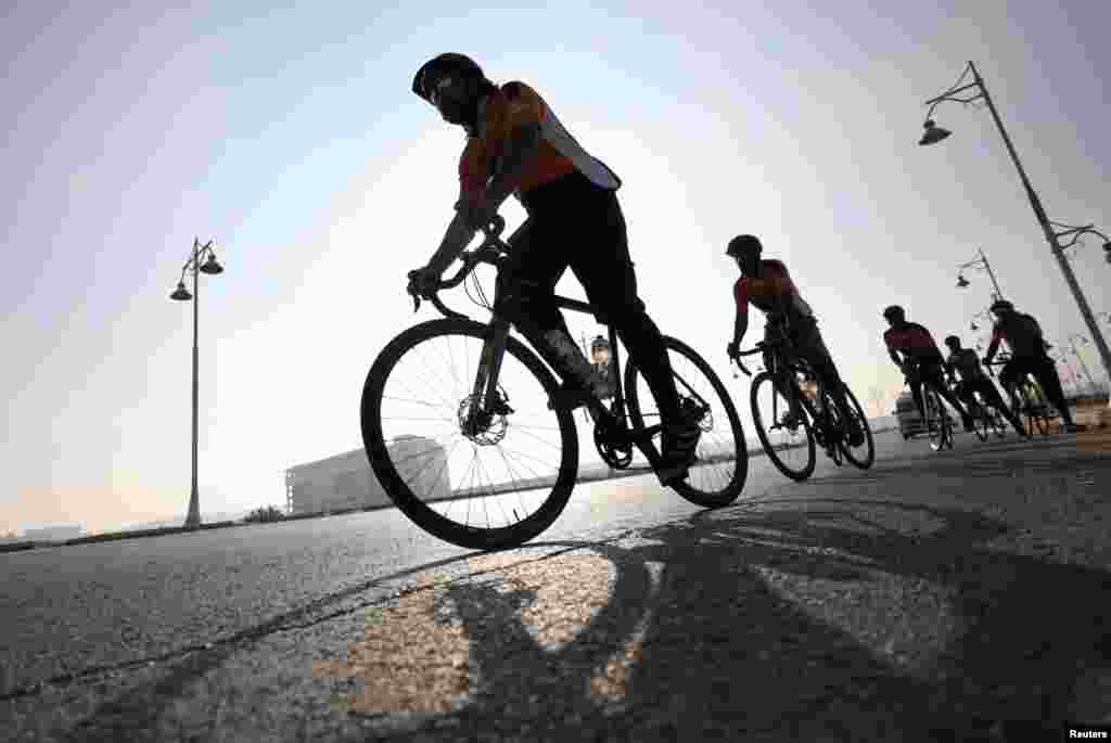 Para pengendara sepeda Muslim dari Inggris melintas Kairo, Mesir, dalam perjalanan dai London ke Madinah, Arab Saudi, 26 Juli 2019. (Foto: Reuters)