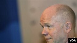 Menteri Luar Negeri William Hague mengatakan para penasehat militer yang akan dikirim Inggris tidak akan turut dalam pertempuran.