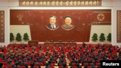 មេដឹកនាំ​កូរ៉េ​ខាង​ជើង Kim Jong Un ថ្លែង​ក្នុង​កិច្ចប្រជុំ​នៃ​គណៈកម្មាធិការ​នៃ​គណបក្ស​ពលករ​របស់​កូរ៉េ​លើក​ទី៧ នៅ​វិមាន Kumsusan Palace of the Sun។