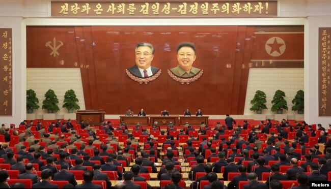 មេដឹកនាំកូរ៉េខាងជើង Kim Jong Un ថ្លែងក្នុងកិច្ចប្រជុំនៃគណៈកម្មាធិការនៃគណបក្សពលកររបស់កូរ៉េលើកទី៧ នៅវិមាន Kumsusan Palace of the Sun។