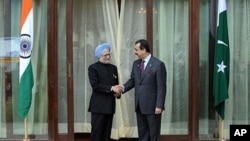 Indian Prime Minister Manmohan Singh (L) and his Pakistani counterpart Yousuf Raza Gilani shake hands prior to bilateral talks on the sidelines of the eight-nation South Asian Association for Regional Co-operation (SAARC) summit in Thimphu, Bhutan, 29 Ap