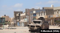 Un véhicule détruit par le feu, après une bataille dans une banlieue de Tripoli autrefois surpeuplée, en Libye, le 28 avril 2019.