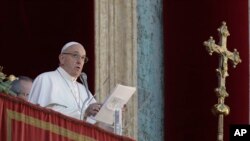 Paparoma Francis a Fadar Vatican a lokacin da yake jawabin Kirsimeti