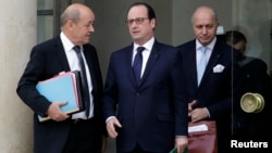 Francuski predsednik Fransoa Oland (C), ministar odbrane Žan Iv Le Drian (L) i ministar inostranih poslova Loran Fabijis nakon susreta u Jelisejskoj palati