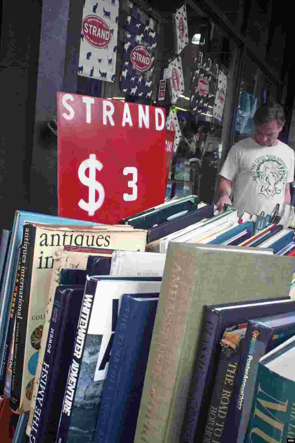 La tienda, situada en la esquina de Broadway con 12th Street, ofrece libros antiguos o usados de todo tipo a precio de ganga. 