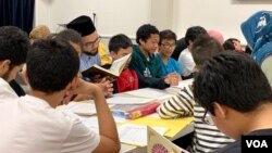 Seratusan anak-anak mengikuti program Ramadan di IMAAM Center untuk belajar mengaji, tauhid dan fikih, setiap Sabtu sore selama bulan Ramadan. (VOA/Eva M.)