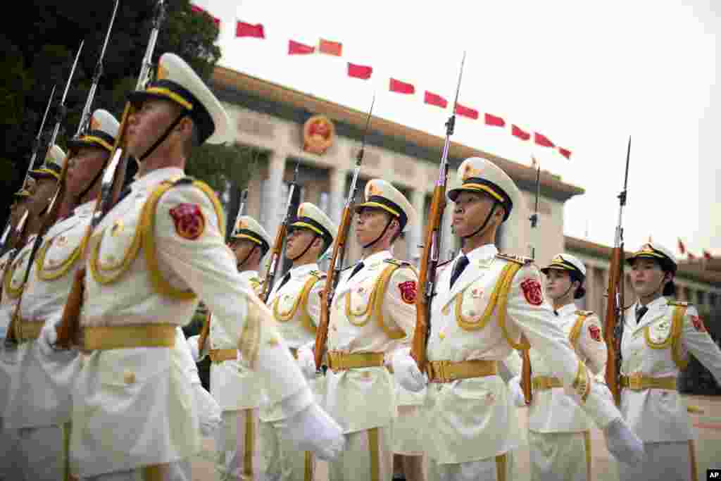 សន្តិសុខកិត្តិយសរបស់ចិនតម្រង់ជួរនៅមុនពិធីស្វាគមន៍ប្រធានាធិបតីអ៊ូសបេគីស្ថាន Shavkat Mirziyoyev នៅវិមាន Great Hall of the People ក្នុងទីក្រុងប៉េកាំង ប្រទេសចិន។