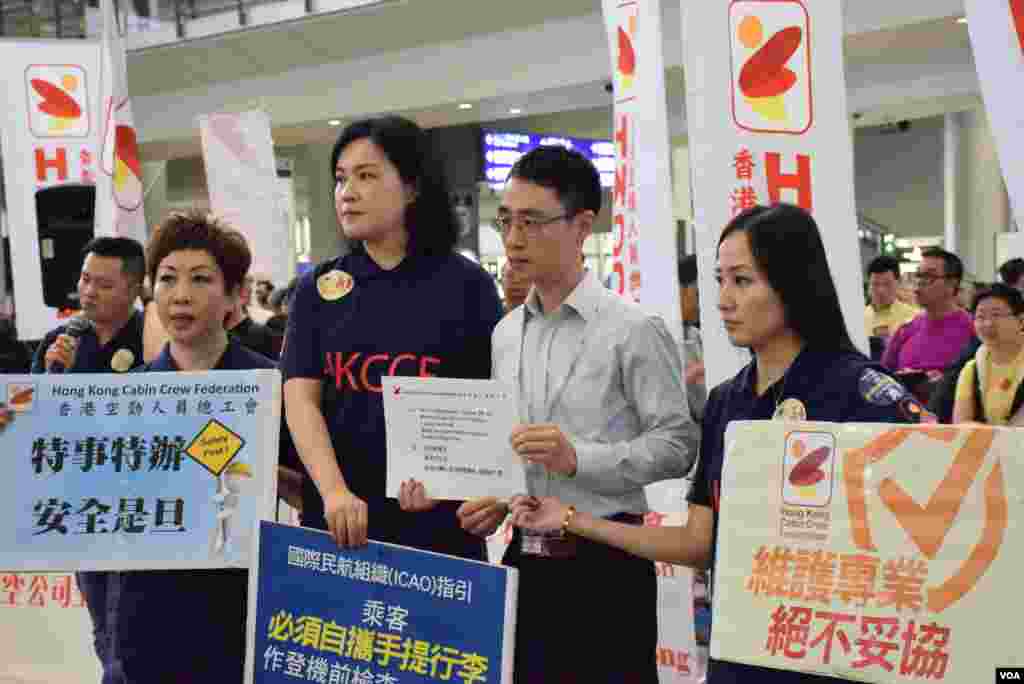 香港空勤人員總工會向民航處代表遞交請願信。(美國之音湯惠芸攝）