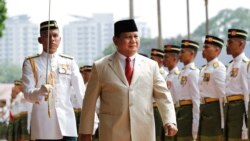 Menteri Pertahanan Prabowo Subianto memeriksa pasukan kehormatan Kementerian Pertahanan Malaysia di Kuala Lumpur, 14 November 2019. (Foto: AP/Vincent Thian))