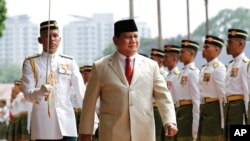 Menteri Pertahanan Prabowo Subianto memeriksa pasukan kehormatan Kementerian Pertahanan Malaysia di Kuala Lumpur, 14 November 2019. (Foto: AP/Vincent Thian)