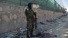 Seorang pejuang Taliban melakukan pengamanan di lokasi terjadinya serangan bom di luar bandara Kabul hari Kamis (26/8).