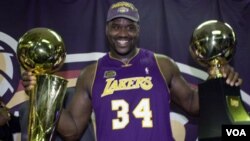 El mejor Shaquille O'Neal, campeón y jugador más valioso de las finales con Los Angeles Lakers en 2001, tras vencer a los 76ers de Filadelfia.