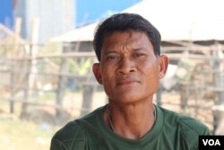 លោក ហ៊ឹម គីរី ជនរងគ្រោះដោយសារការវាយដំពីសំណាក់កម្លាំងប៉េអឹម ខេត្តបន្ទាយមានជ័យ មាននិយាយថា លោកត្រូវបានវាយដំ រហូតដល់ក្អួតឈាមចំនួន២ដង។ (ស៊ុន ណារិន/VOA)