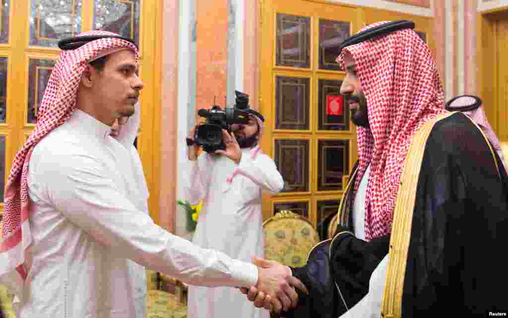 Putra Mahkota Saudi, Mohammed bin Salman (kanan) bertemu Salah Khashoggi, putra jurnalis yang tewas dibunuh Jamal Khashoggi, di Riyadh, Arab Saudi. Pangeran Mohammed mendapat sorotan dan kecaman dunia karena diduga terlibat dalam memerintahkan pembunuhan Jamal Khashoggi.
