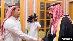 Saudijski prestolonaslednik Mohamed bin Salman rukuje se sa Kašogijevim sinom