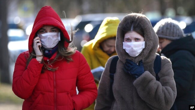Người dân đeo khẩu trang trên đường phố ở Minsk, Belarus, ngày 28 tháng 2, 2020.