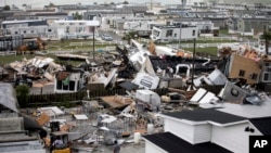 Casas móviles volcadas y escombros en un parque para esos vehículos en Emerald Isle, Carolina del Norte, el 5 de septiembre de 2019., después que un posible tornado causado por el huracán Dorian, pasó por el área. Foto: Julia Wall/The news & Observer vía AP.