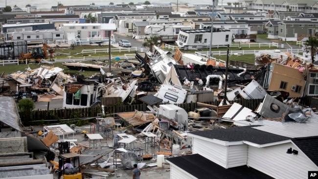 Casas móviles volcadas y escombros en un parque para esos vehículos en Emerald Isle, Carolina del Norte, el 5 de septiembre de 2019., después que un posible tornado causado por el huracán Dorian, pasó por el área. Foto: Julia Wall/The news & Observer vía AP.