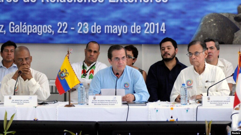El canciller ecuatoriano, Ricardo Patiño (al centro), da a conocer la posición de UNASUR.