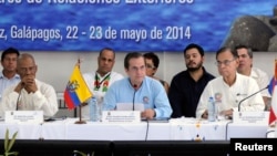 Los representantes de UNASUR presentaron la petición al terminar una reunión extraordinaria en Ecuador.