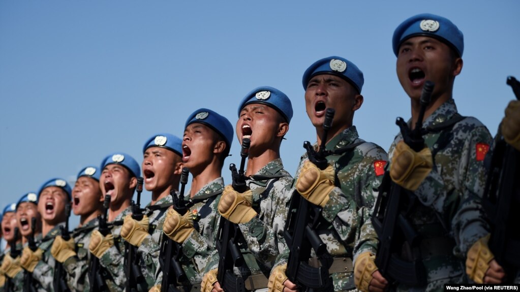 资料照片：中国军队为庆祝中国共产党建立国家政权70周年在北京市郊进行训练。(2019年9月25日)