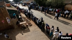 3月4日,肯尼亞舉行總統選舉﹐投票站排起長龍。