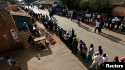 Warga Kenya antri untuk memberikan suaranya di sebuah TPS di daerah kumuh Kibera di Nairobi dalam pemilihan umum nasional Kenya (4/3).