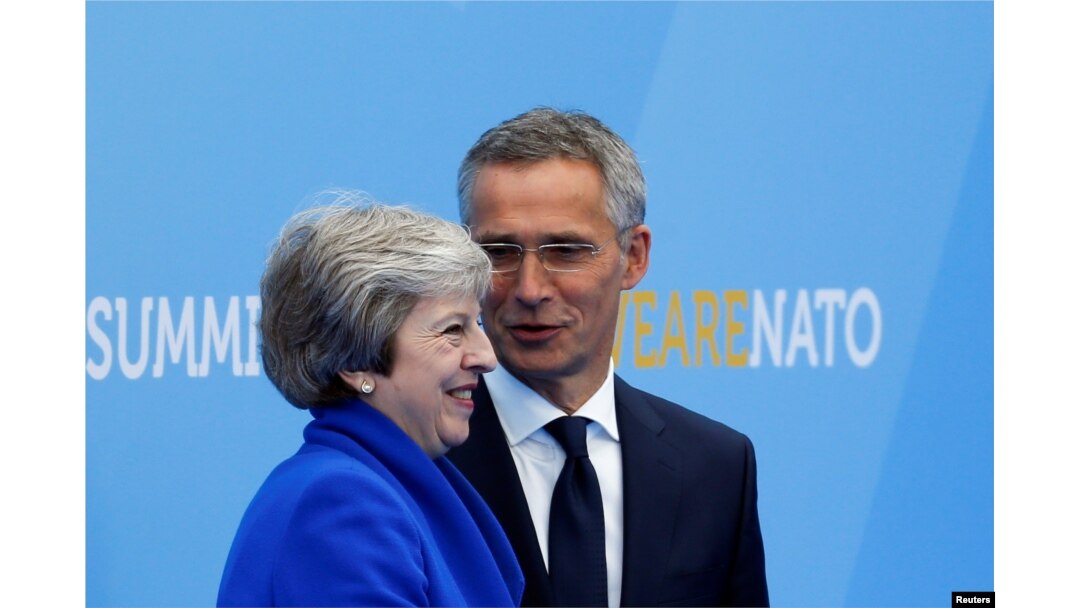 Arhiva - Britanska premijerka Tereza Mej i generalni sekretar NATO-a, Jens Stoltenberg, na početku NATO samita u sedištu NATO-a u Briselu, Belgija, 11. jula 2018.