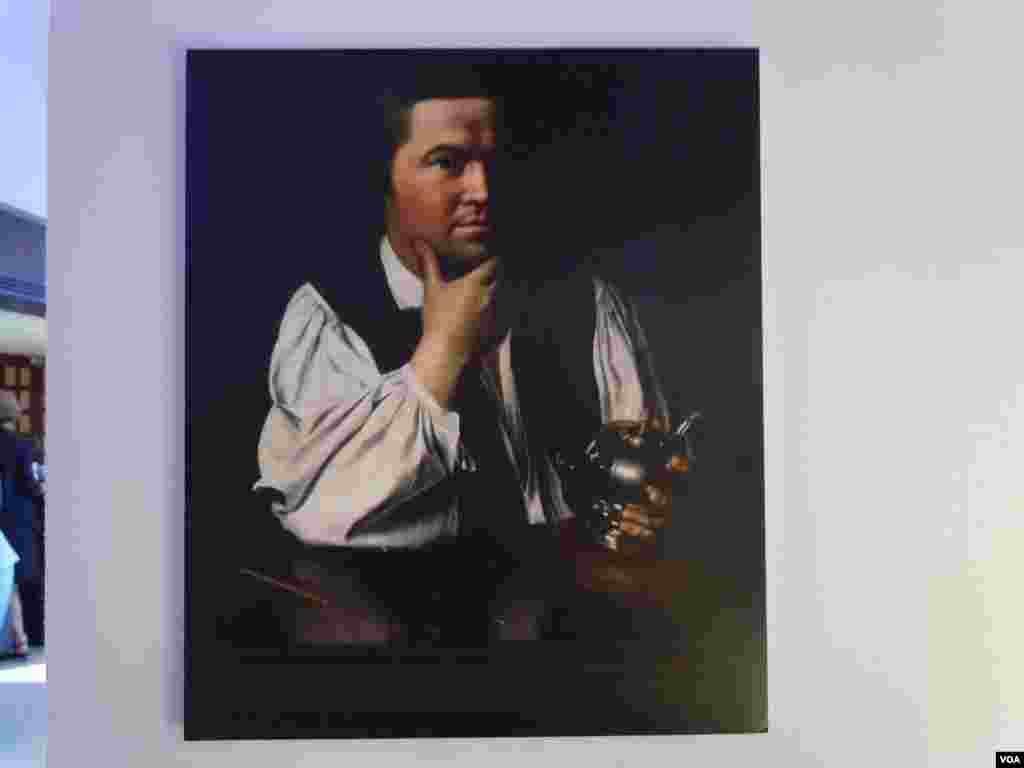Retrato de Paul Revere (1734-1818) com um dos seus bules. (VOA/J. Taboh) 