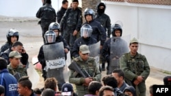 Les forces de sécurité tunisiennes face aux manifestants à Sejenane, Tunisie, 12 décembre 2017. 