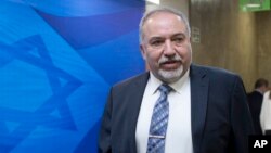 Menteri Pertahanan Israel Avigdor Lieberman menghadiri pertemuan kabinet mingguan di Yerusalem, 8 Januari 2017. (Foto: dok)