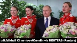 Tổng thống Nga Vladimir Putin gặp gỡ các nhân viên chuyến bay, học viên và nhân viên của Trường Hàng không Aeroflot ở ngoại ô Moscow, Nga, ngày 5 tháng 3 năm 2022. Sputnik / Mikhail Klimentyev / Kremlin via REUTERS.