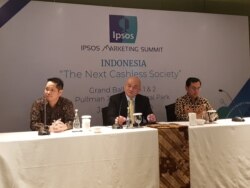 (Dari kiri ke kanan) Chief Marketing Officer Link Aja! Edward K Suiwgnjo, Managing Director Ipsos Indonesia Soeprapto Tan, dan Pengamat Ekonomi Yustinus dalam acara Ipsos Marketing Summit: Indonesia The Next Cashless Society, di Jakarta, Rabu, 15 Januari