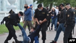 Задержание участника протеста против диктатуры Лукашенко. Минск, июль 2020 года.