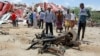 Epave de la voiture piégée après l'attaque d'un convoi militaire de l'Union européenne dans la capitale Mogadiscio, en Somalie, le 30 septembre 2019.