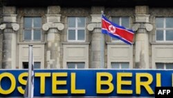 독일 베를린 주재 북한대사관 건물 주변에 인공기와 '시티 호스텔 베를린' 간판이 걸려있다.