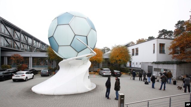 Medios de prensa aguardan frente a la sede de la federación alemana de fútbol en Frankfurt, Alemania, el martes, 3 de noviembre de 2015. 
