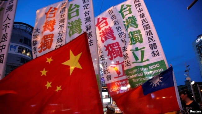 台湾独立团体与亲中团体在一个呼吁两岸和平统一的集会上对抗。（2016年5月14日）