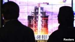 South Koreans watch a TV news reporting launch of the Unha rocket from Tongchang-ri, North Korea, at Seoul Railway Station in Seoul, South Korea, December 12, 2012.