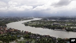 Areas adjacent to the Chao Phraya River are submerged by floodwaters in Pathum Thani province, north of Bangkok, Thailand, October 17, 2011.