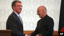Afghan President Ashraf Ghani (R) shakes hands with U.S. Defense Secretary Ash Carter (L) after a press conference at presidential palace in Kabul, Afghanistan, Dec. 9, 2016. 