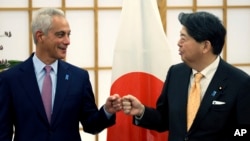 Bộ trưởng Ngoại giao Nhật Bản Yoshimasa Hayashi (phải) gặp gỡ tân Đại sứ Mỹ tại Nhật Bản Rahm Emanuel ở Tokyo, ngày 1 tháng 2, 2022.