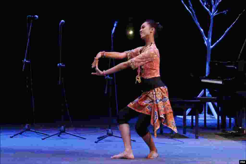 انڈونیشیا کی رقاصہ کا روایتی لباس میں رقص