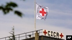 Le drapeau du Comité international de la Croix rouge à Génève, Suisse, 26 avril 2001.