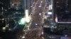 한국에서 6주째 대통령 퇴진 요구 대규모 촛불집회 