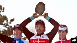 Cancellara, atlet balap sepeda Swis, menjuarai balap sepeda klasik Paris-Rubaix di lintasan yang terbuat dari batu (foto, 07/04/2013).