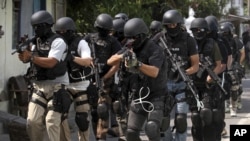 Anggota pasukan anti-teror Detasemen Khusus (Densus) 88 dalam sebuah penggerebekan di Solo, September 2012. (Foto: Dok)